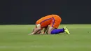 Pada laga penentu Belanda harus mengalahkan Swedia minimal dengan skor 7-0 untuk bisa unggul selisih gol. Namun ternyata Arjen Robben dkk hanya mampu meraih kemenangan 2-0 atas Swedia. (AP/Peter De Jong)