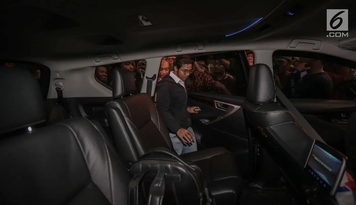 Putra Sulung Setya Novanto Rheza Herwindo berada di dalam mobil usai menjalani pemeriksaan di KPK, Jakarta, Jum'at (22/12). Rheza diduga terlibat dalam kasus tersangka Direktur Utama PT Quadra Solution Anang Sugiana Sudiharjo. (Liputan6.com/Faizal Fanani)