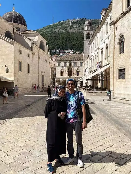 "Itu saya benar-benar bersimpuh di kaki istri saya dan saya nangis kayak anak kecil, 'ya Allah Bu, aku isoh nyanyi meneh iki bu,' (Ya Allah Bu, aku bisa nyanyi lagi ini Bu)," ujarnya. [Instagram/pakduta]