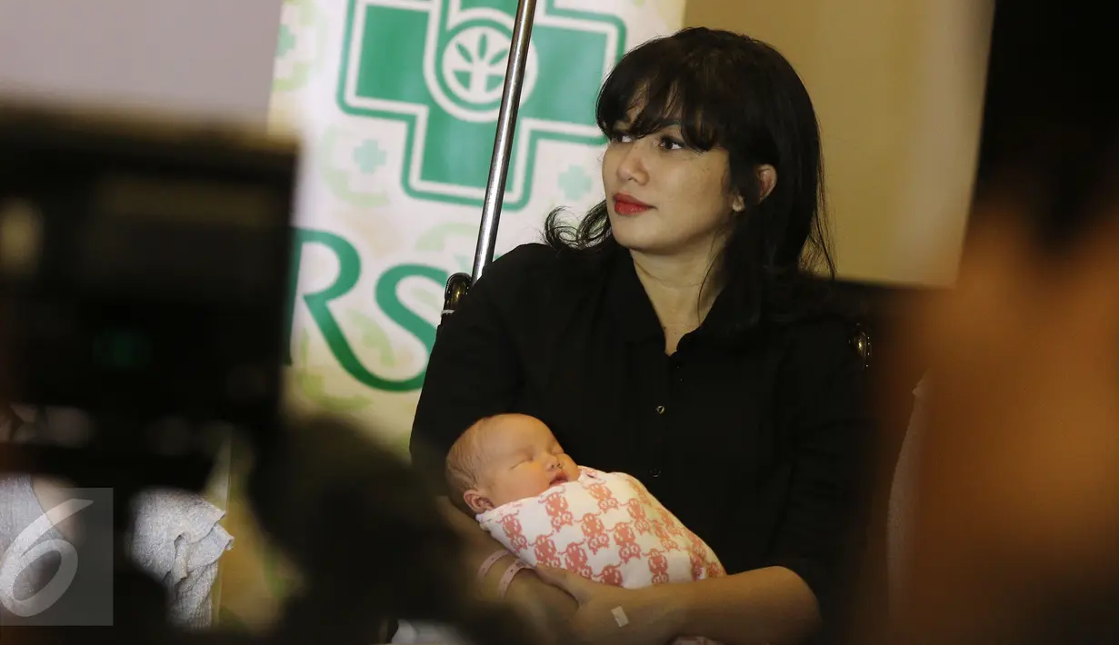 Ussy Sulistiawaty saat menggelar konferensi pers usai kelahiran anak ke-4 mereka di RS Pondok Indah, Jakarta, Senin (6/3). Anak ke-4 mereka berjenis kelamin perempuan yang memiliki berat badan 3,75kg dan panjang 40cm. (Liputan6.com/Herman Zakharia)