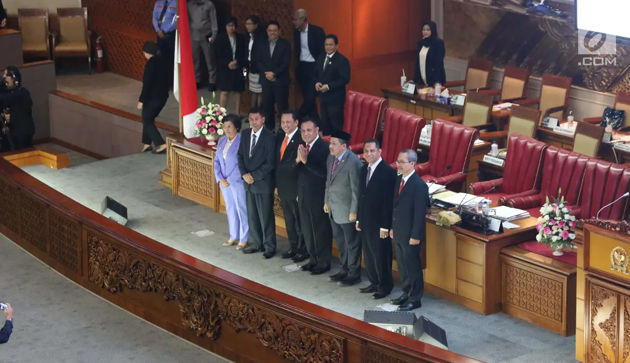 Ketua KPK terpilih periode 2019-2023, Firli Bahuri (tengah) bersama pimpinan KPK lainnya dan Ketua DPR RI saat saat rapat paripurna pengesahan pimpinan KPK terpilih di Kompleks Parlemen, Jakarta, Senin (16/9/2019). (Liputan6.com/Helmi Fithriansyah)