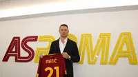 Nemanja Matic resmi bergabung dengan AS Roma setelah kontraknya di Manchester United habis, Selasa (14/6/2022). (Dok. AS Roma)