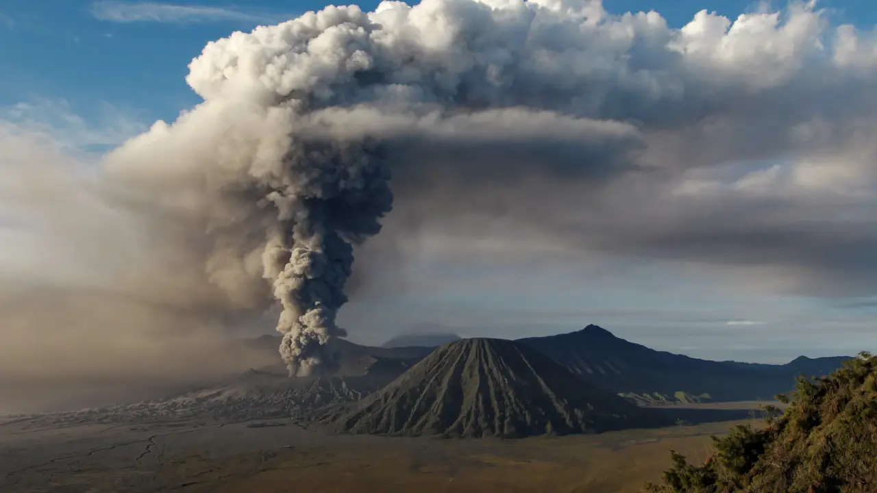 Ilustrasi gunung meletus