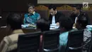 Mantan Dirut PT Quadra Solutions, Anang S Sudihardjo (kiri) pada sidang lanjutan dugaan korupsi pengadaan E-KTP di Pengadlian Tipikor, Jakarta, Kamis (12/4). Sidang mendengar keterangan saksi, salah satunya Andi Narogong. (Liputan6.com/Helmi Fithriansyah)