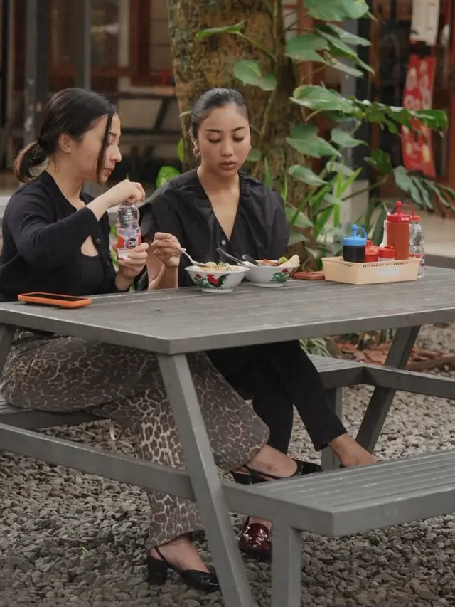 Winona Willy saat liburan ke Bandung sambil kulineran. [@nikitawillyofficial94]