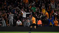 Gelandang Wolverhampton, Ruben Neves, merayakan gol yang dicetaknya ke gawang Manchester United pada laga Premier League di Stadion Molineux, Wolverhampton, Senin (19/8). Kedua klub bermain imbang 1-1. (AFP/Paul Ellis)