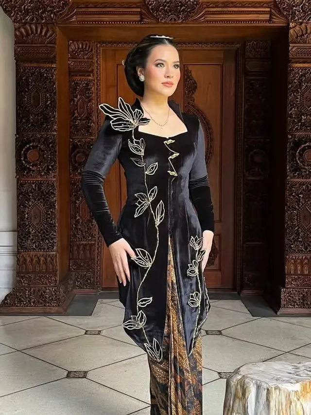 Pesona Raisa Dibalut Kebaya Velvet Hitam. [@raisa6690]