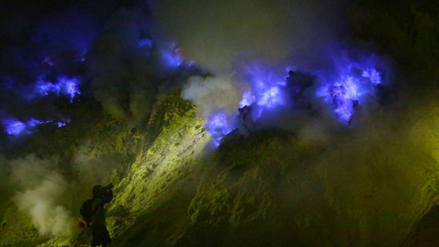 Wallpaper Api Biru Ini Hanya Ada Di Gunung Ijen Dan Islandia Regional Desktop Wallpaper Free