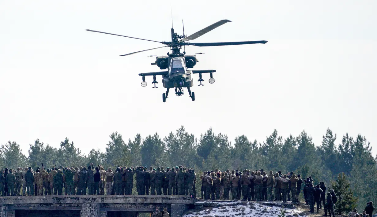 Helikopter serang Boeing AH-64 Apache AS terbang selama latihan militer NATO Crystal arrow 2022 di Latvia (11/3/2022). 2.800 tentara dari Albania, Kanada, Ceko, Italia, Islandia, Montenegro, Polandia, Slovakia, Slovenia, Spanyol, Latvia, dan AS mengikuti pelatihan. (Martins Zilgalvis/F64 via AP)