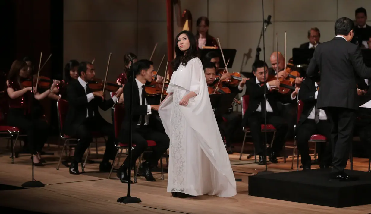 "Lebih ke excited sih daripada kesulitan. Kalau mikirin kesulitan terus kayaknya stres sendiri nanti ya. Yang penting kan aku nyanyikan lagu klasik enjoy, jadi nggak pernah merasa kesulitan," ucapnya, Rabu (31/1/2018). (Adrian Putra/Bintang.com)