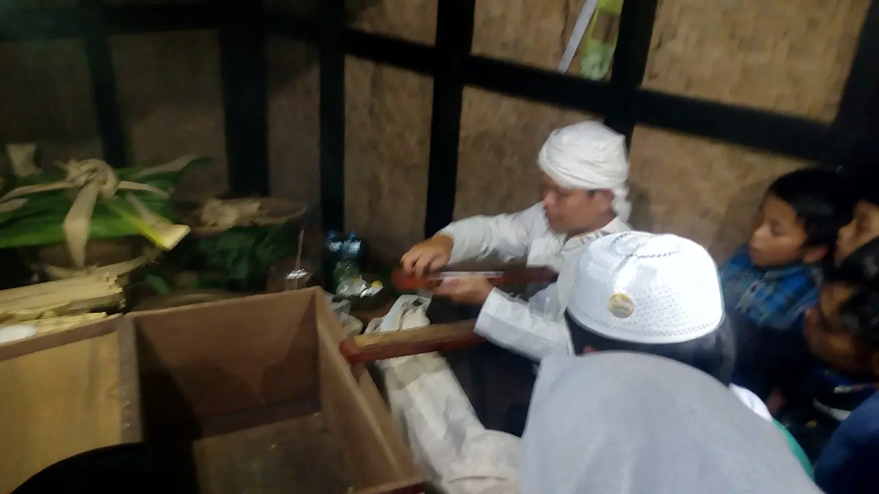 Ritual pembersihan naskah kuno yang kerap dianggap pusaka bagi masyrakat di sekitar situs Ciburuy Garut