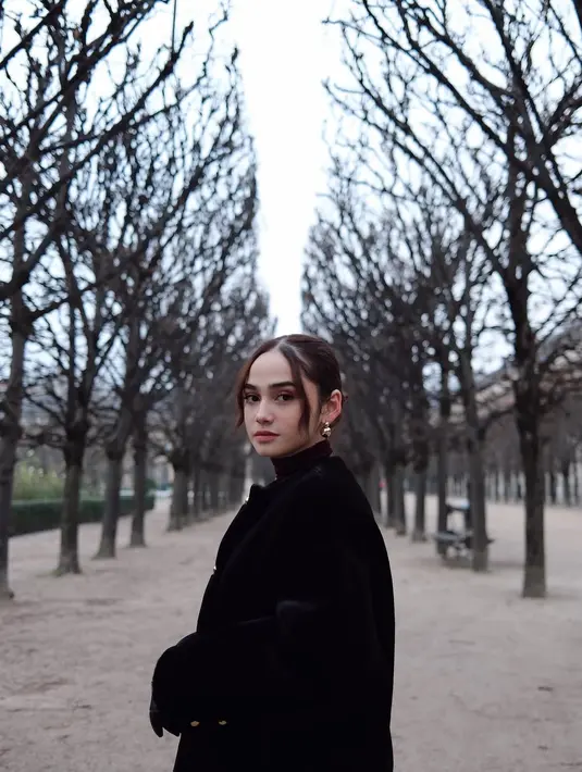 Di Paris, Syifa Hadju menata rambutnya dengan sleek bun yang sisakan poni panjang. Bisa jadi inspirasi untuk tampil kece meski lagi bad hair day [@syifahadju]