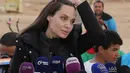 Angelina Jolie dikabarkan ingin sekali melakukan hal itu karena hatinya sakit setiap melihat anak-anak menderita. (KHALIL MAZRAAWI  AFP)