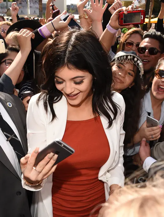 Tak terima dirinya di cap bangkrut oleh publik, Kylie Jenner langsung angkat bicara. (AFP/Bintang.com)