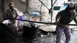 Dua pekerja mengangkut kerang hijau yang baru direbus di kawasan Muara Angke, Jakarta, Rabu (23/1). Nelayan kini hanya bisa mampu mengumpulkan 20 kilogram kerang per hari, dari yang sebelumnya 80 kilogram kerang per hari. (Merdeka.com/Iqbal S. Nugroho)