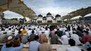 Umat muslim melaksanakan salat Idul Adha di Masjid Raya Baiturrahman, Banda Aceh, Aceh, Selasa (20/7/2021). Umat muslim Indonesia melewati Hari Raya Idul Adha tahun ini di tengah gelombang virus corona COVID-19. (CHAIDEER MAHYUDDIN/AFP)