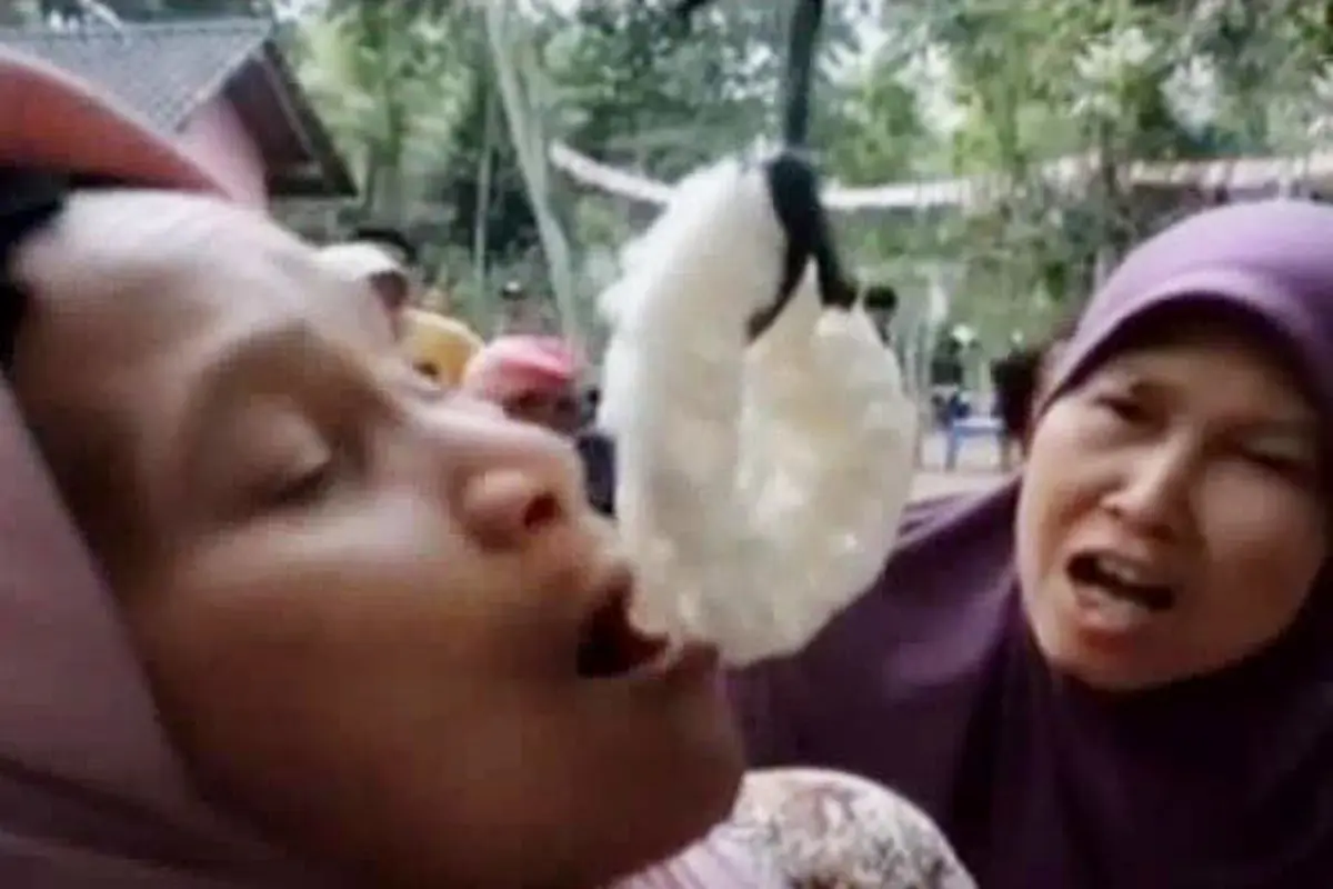 Meriahkan Hut ke-70 RI, Nenek di Yogya Ikut Lomba Makan Kerupuk
