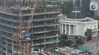 Aktivitas pekerja konstruksi saat menyelesaikan pembangunan gedung bertingkat di Jakarta, Selasa (29/10/2019). Kementerian Pekerjaan Umum dan Perumahan Rakyat menargetkan sertifikasi 212.000 tenaga kerja konstruksi hingga akhir tahun. (merdeka.com/Iqbal S. Nugroho)