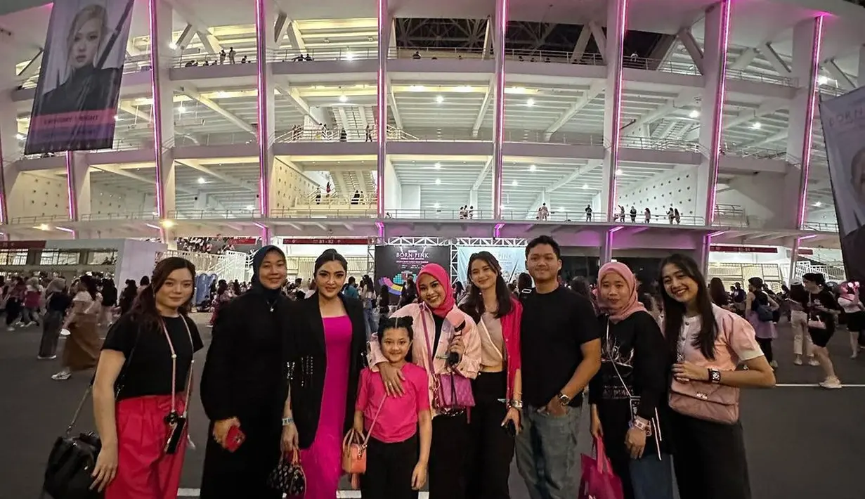 "We are blink,"tulis Ashanty membagikan potret menyaksikan Blackpink. Istri Anang Hermansyah itu hadir bersama putrinya, Arsy, Aurel hingga Azriel. Ashanty dan Arsy dan Ashanty tampak kompak mengenakan merah muda dan hitam. [Instagram/ashanty_ash]