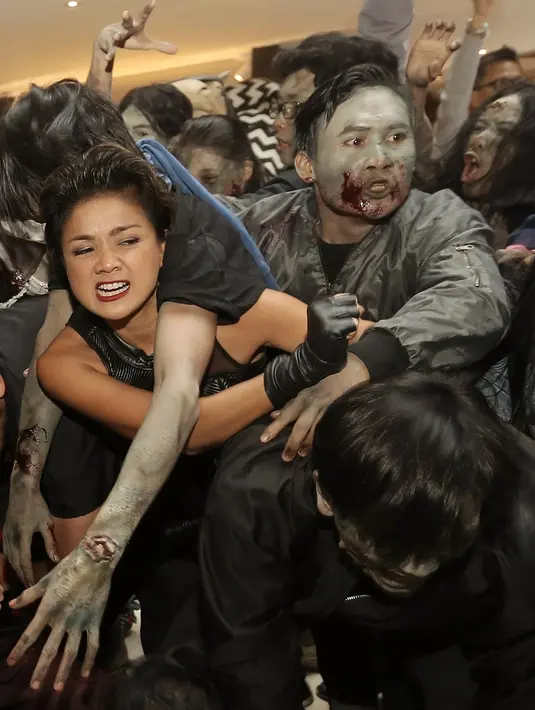 Bersama Arifin Putra dan Cornelio Sunny, Nirina melawan zombie yang menyerang Ario Bayu. Namun para jagoan itu ternyata punya cara ampuh untuk menghentikan penyerangan terhadap Cleaning Service. (Bambang E.Ros/Bintang.com)