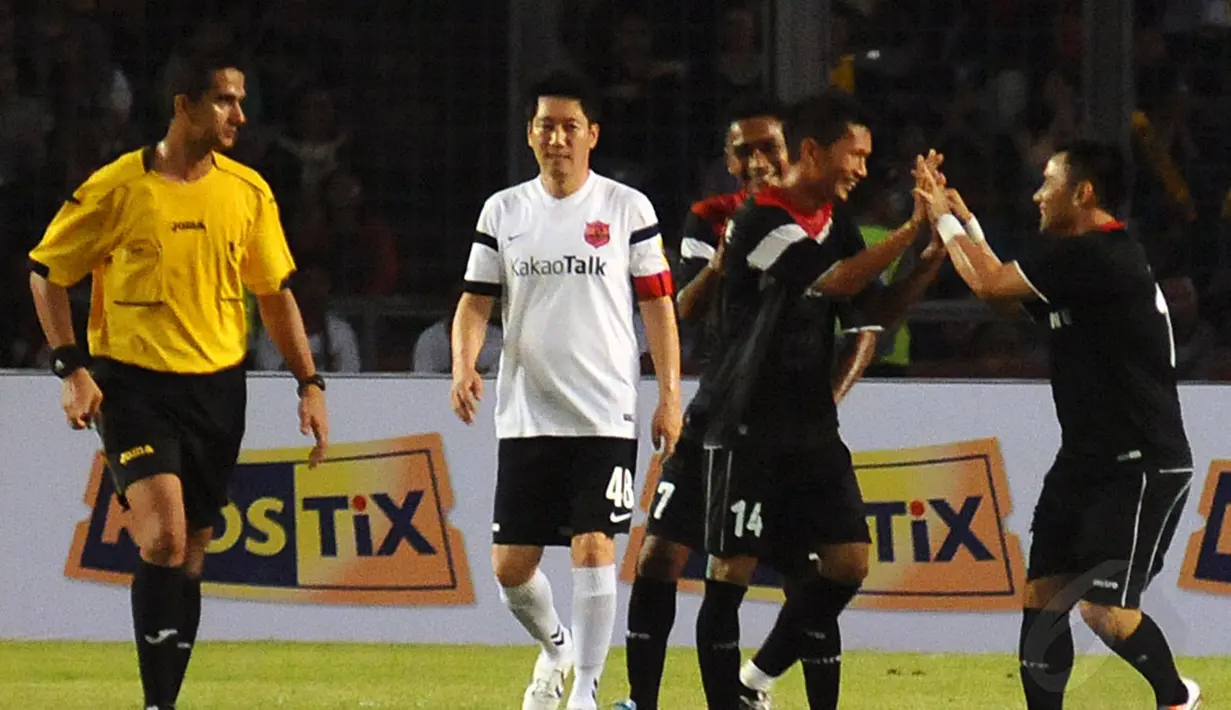  Indonesia All Star sukses meredam JS & Friends 3-2 di Stadion GBK Jakarta, (2/6/2014). (Liputan6.com/Helmi Fithriansyah)