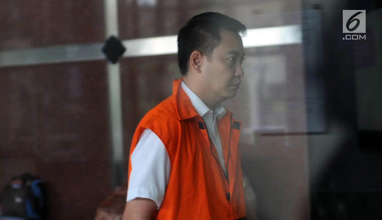 Tersangka anggota DPR Fayakhun Andriadi menuju ruang penyidik untuk menjalani pemeriksaan di gedung KPK, Jakarta (6/4). Fayakhun tak membawa apapun dan bungkam saat dikawal seorang petugas. (Merdeka.com/Dwi Narwoko)