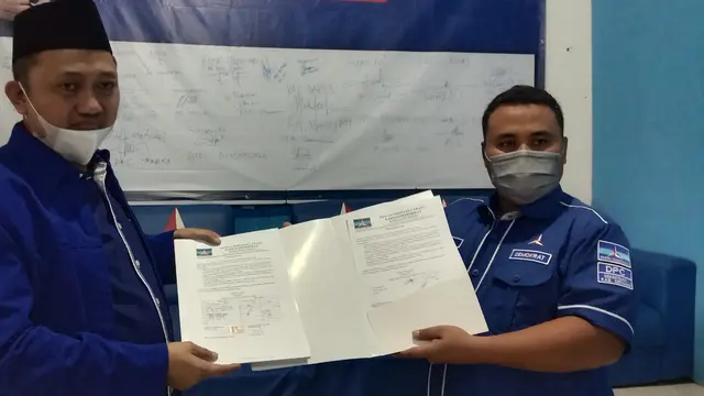Anggota DPRD Dan Kader Demokrat Kabupaten Serang Menandatangani Pakta Integritas Di Kantornya. (Senin, 08/03/2021). (Liputan6.com/Yandhi Deslatama).