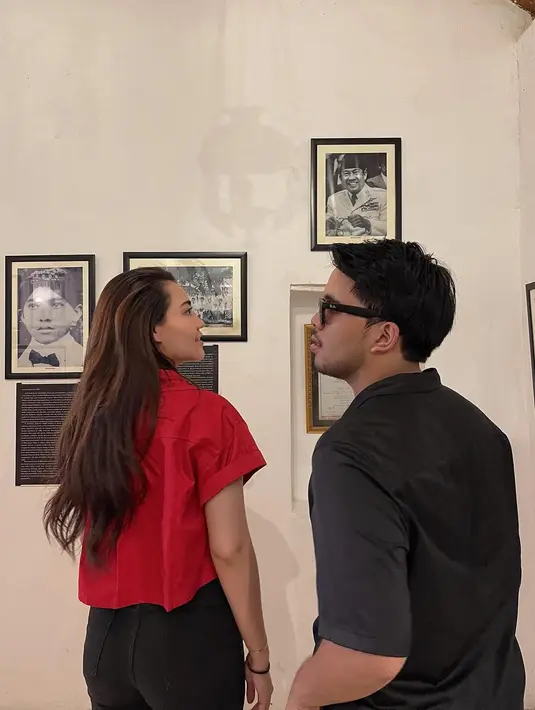 Aaliyah Massaid tampil simple dengan kemeja pendek warna merah dan skinny pants hitam [@aaliyah.massaid]