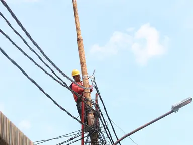 Petugas melakukan pemeliharaan kabel listrik di Jakarta, Sabtu (26/12/2020). PT PLN (Persero) menjamin ketersediaan pasokan listrik sepanjang Natal dan Tahun Baru 2020-2021. (Liputan6.com/Angga Yuniar)