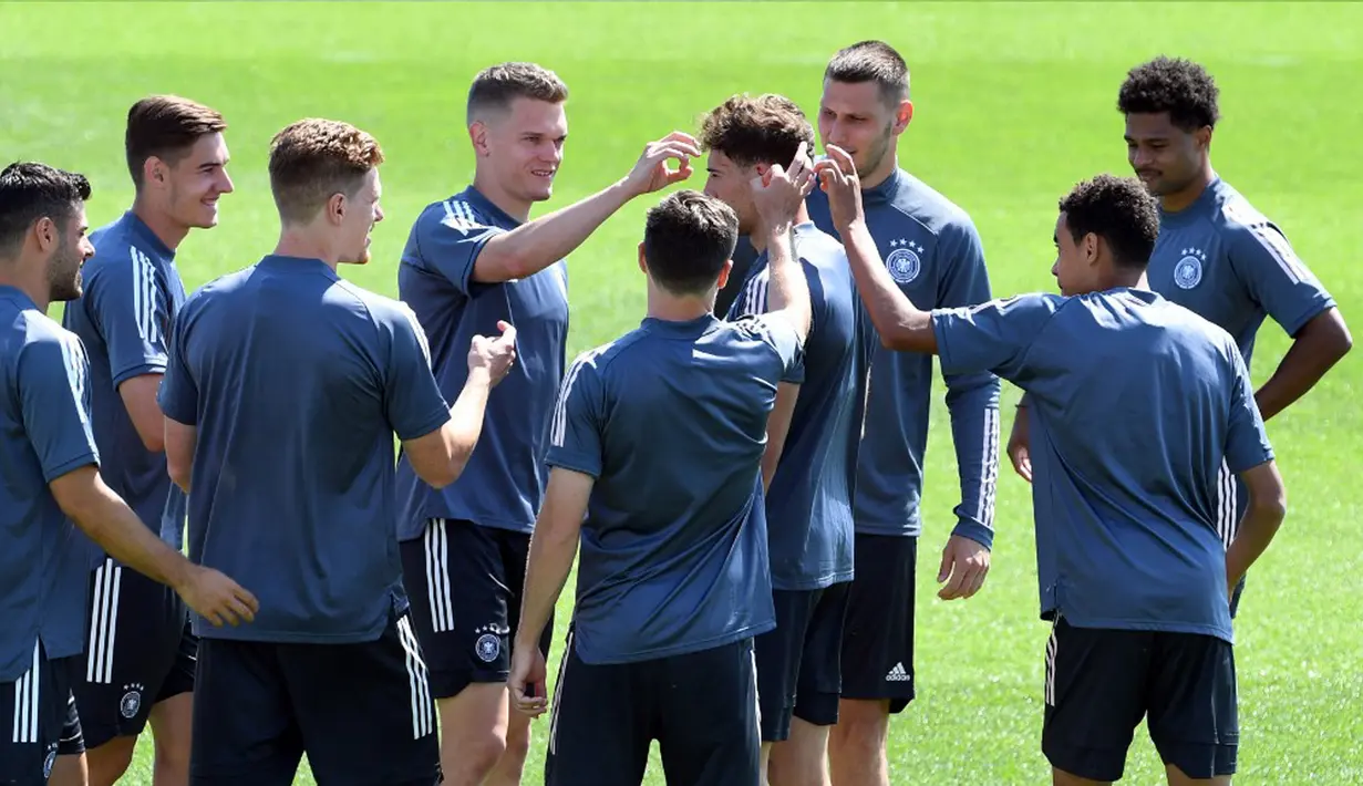 Para pemain Jerman bercanda dengan Leon Goetzka (tengah) saat sesi latihan MD-1 di Herzogenaurach, Jerman, Senin (28/6/2021). Jerman akan melawan Inggris pada babak 16 besar Euro 2020. (Christof STACHE/AFP)
