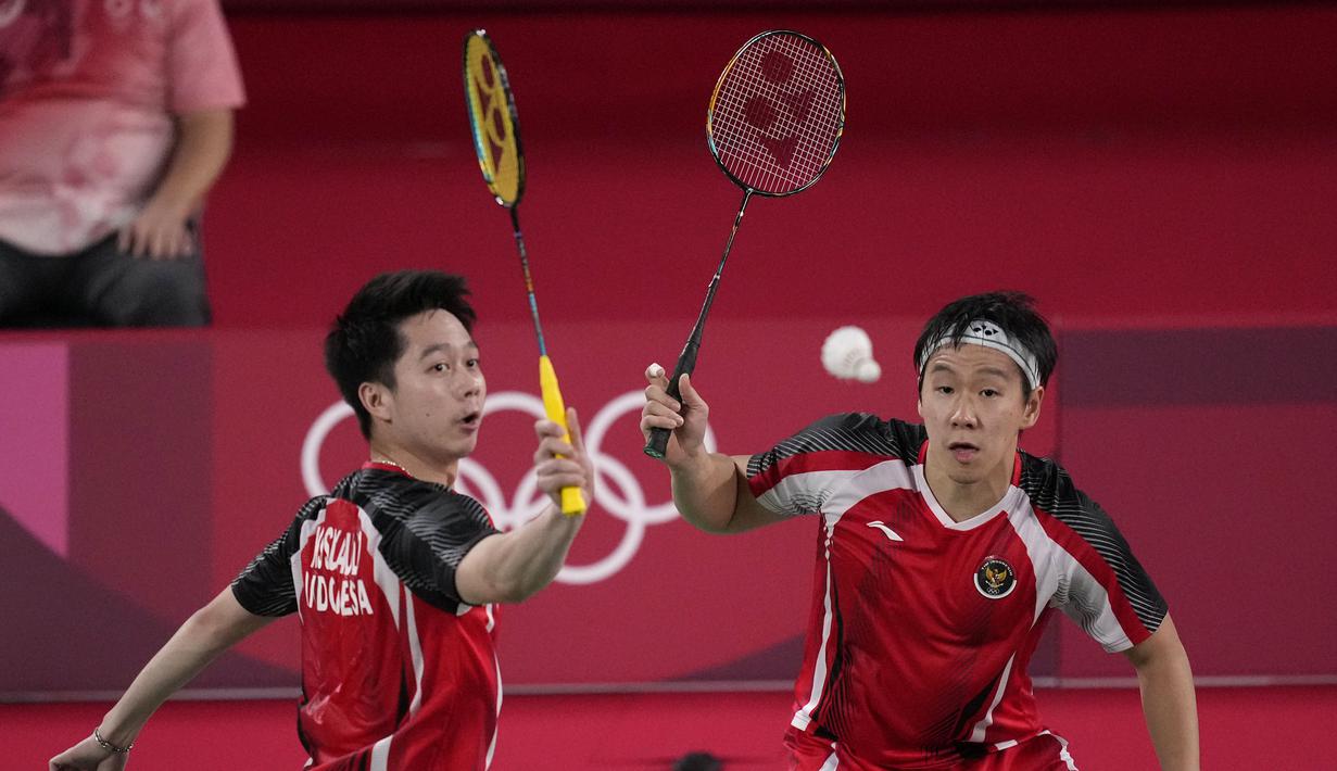 Pebulu tangkis Indonesia Kevin Sanjaya / Marcus Gideon saat bertanding melawan pebulu tangkis Taiwan Lee Yang / Wang Chi-Lin pada babak penyisihan grup ganda putra Olimpiade Tokyo 2020 di Tokyo, Jepang, Selasa (27/7/2021). Kevin Sanjaya / Marcus Gideon kalah. (AP Photo/Dita Alangkara)