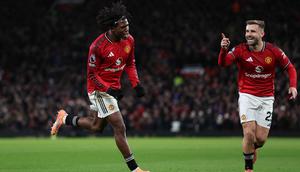 Gol tunggal sekaligus penentu kemenangan Manchester United tercipta lewat tendangan keras dari Patrick Dorgu pada menit ke-24. Tampak dalam foto, bek Manchester United asal Denmark, Patrick Dorgu (kiri) merayakan golnya saat melawan Newcastle United pada lanjutan Liga Primer Inggris di Stadion Old Trafford, pada 26 Desember 2025 waktu setempat atau Sabtu (27/12/2025) dini hari WIB. (Darren Staples/AFP)