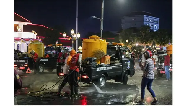 6 Potret Tri Rismaharini Pantau Pembenahan Fasilitas Umum Usai Demo, Sempat Geram