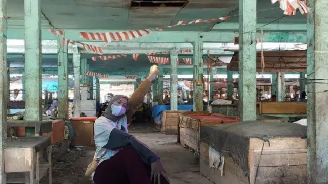 Ingin Sepi di Pasar Malam, 6 Editan Foto Netizen Ini Jadi Pindah Tempat