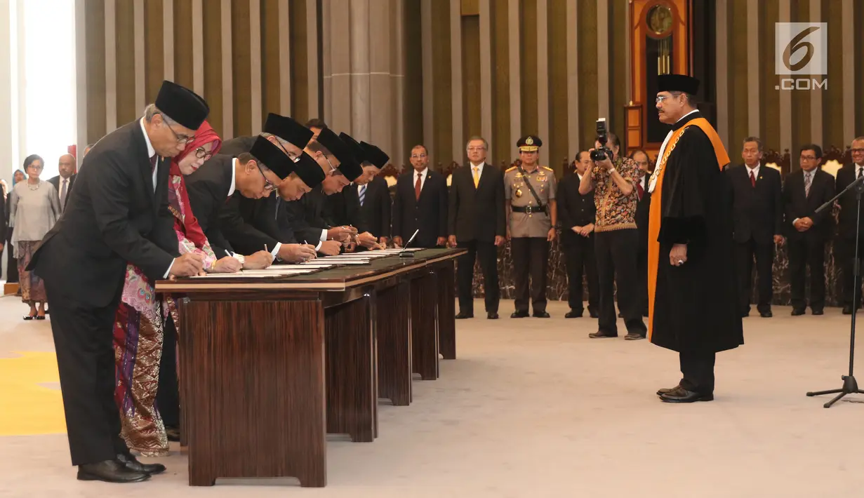 Anggota Komisioner Otoritas Jasa Keuangan yang baru menandatangani dokumen disaksikan Ketua Mahkamah Agung (MA) Hatta Ali saat pelantikan di Jakarta, Kamis (20/7). (Liputan6.com/Angga Yuniar)