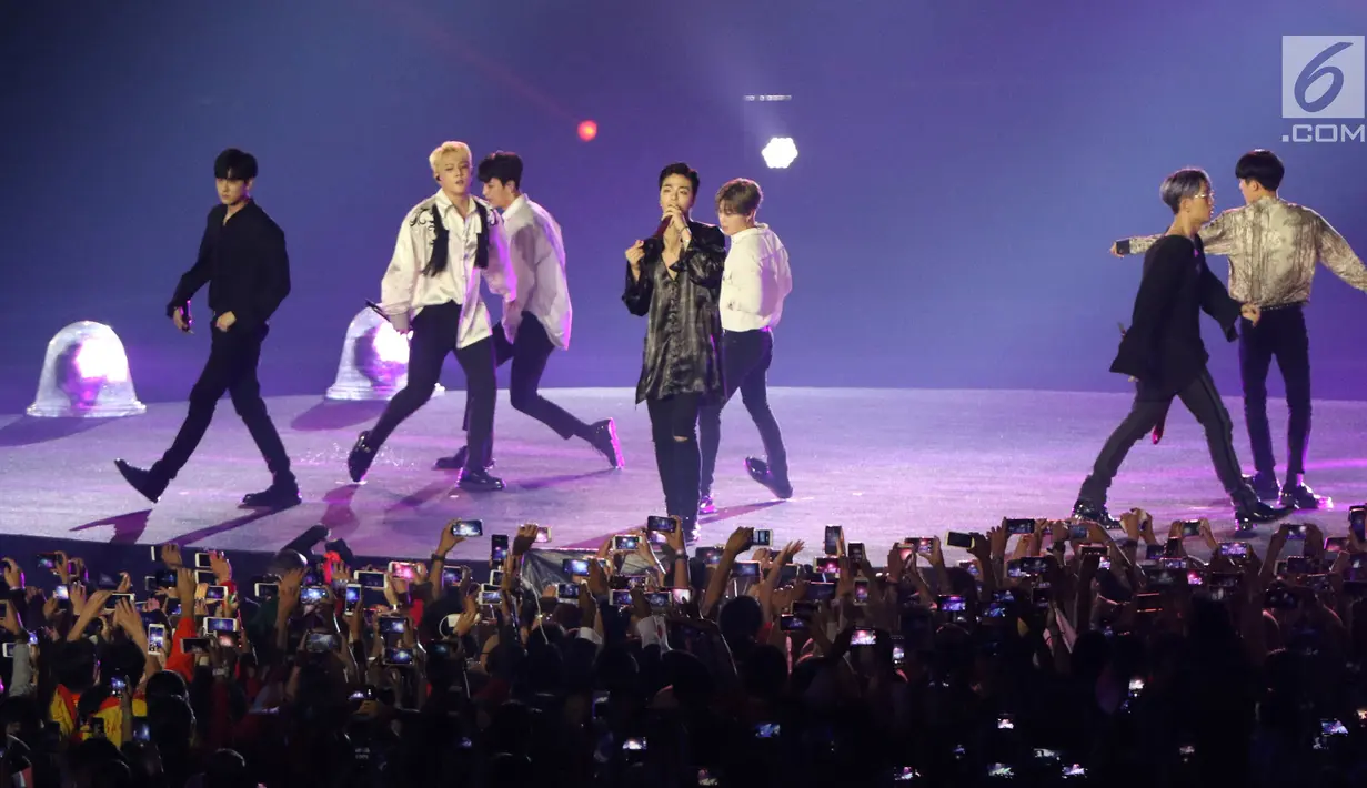 Boy band Korea Selatan, iKON tampil menghibur penonton pada upacara penutupan Asian Games 2018 di Stadion Gelora Bung Karno, Jakarta, Minggu (2/9). Mereka membawakan lagu Love Scenario dan Rhthym Ta. (Liputan6.com/Helmi Fithriansyah)