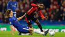 Pemain Chelsea, Ethan Ampadu berebut bola dengan pemain Bournemouth, Jermain Defoe pada laga perempat final, di Stadion Stamford Bridge, Kamis (21/12). Chelsea berhasil mengalahkan Bournemouth dengan susah payah 2-1. (AP/Alastair Grant)