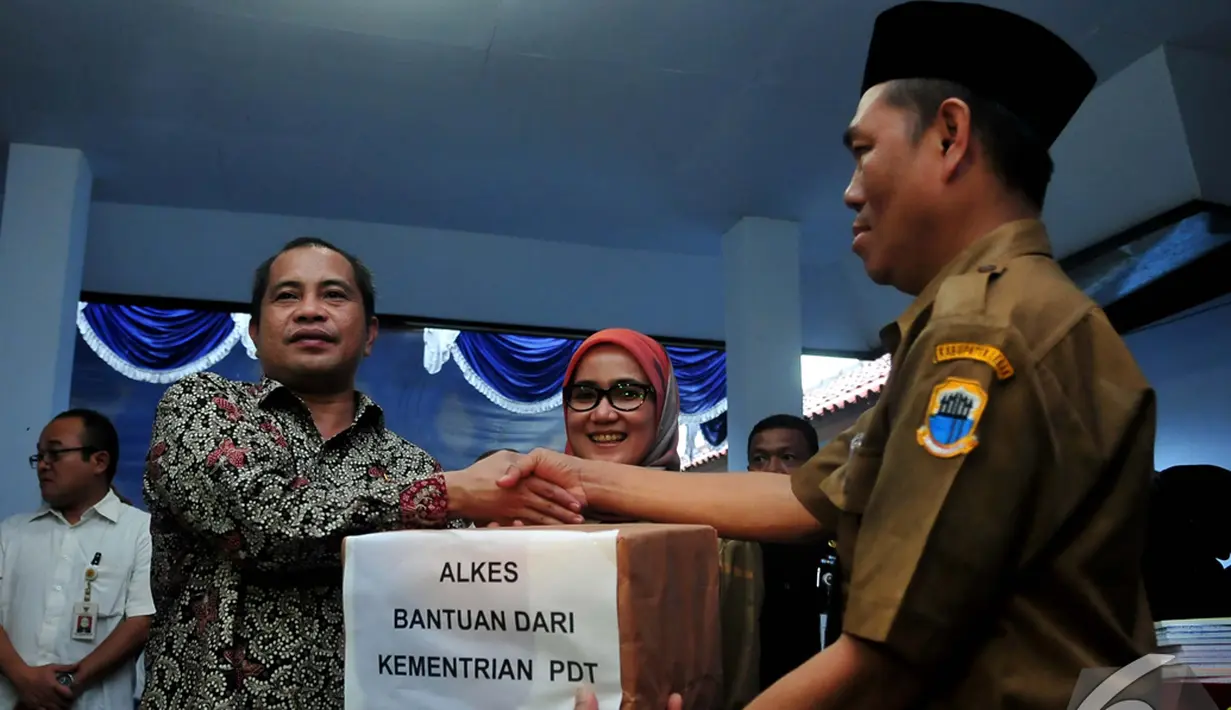 Menteri Marwan Jafar memberikan bantuan kepada warga Kabupaten Lebak, Banten, Rabu (5/11/2014) (Liputan6.com/Johan Tallo)