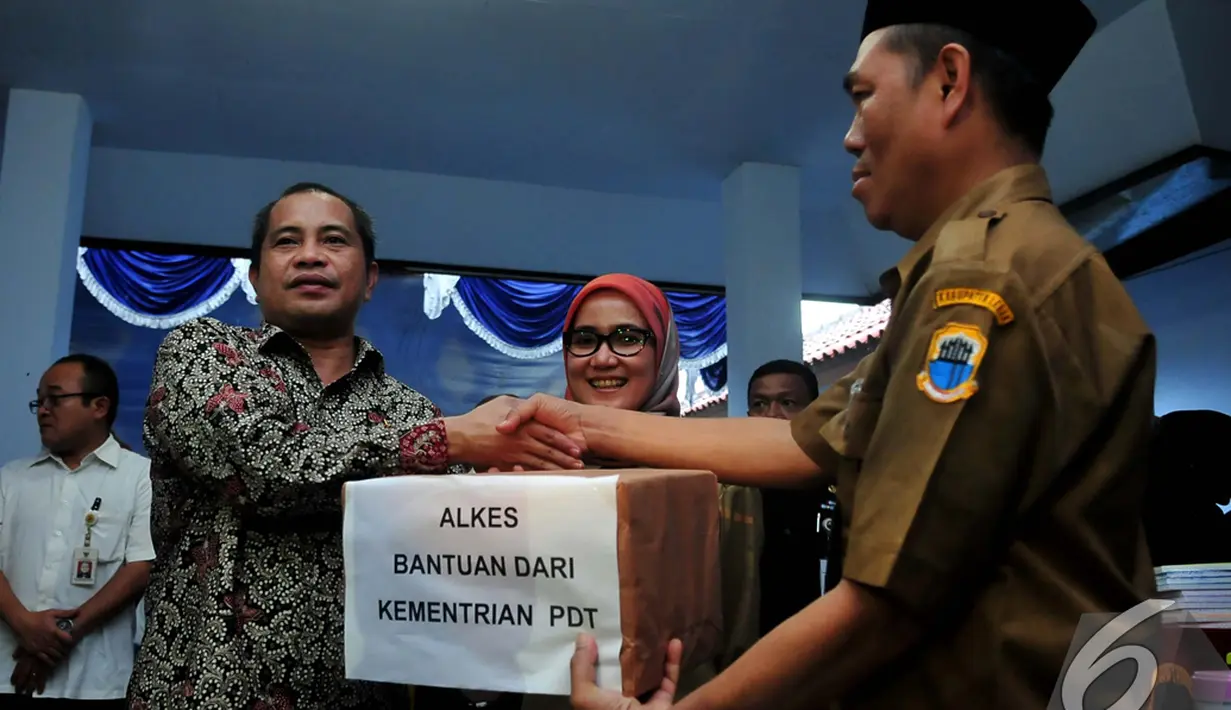 Menteri Marwan Jafar memberikan bantuan kepada warga Kabupaten Lebak, Banten, Rabu (5/11/2014) (Liputan6.com/Johan Tallo)