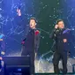 Personel Westlife tampil dalam konser "Westlife - TheTwentyTour 2019" di ICE BSD, Tangerang, Selasa (6/8/2019). Konser Westlife yang terdiri dari personel Shane Filan, Nicky Bryne, Mark Feehily, dan Kian Egan berlangsung pada 6-7 Agustus 2019. (Liputan6.com/Fery Pradolo)