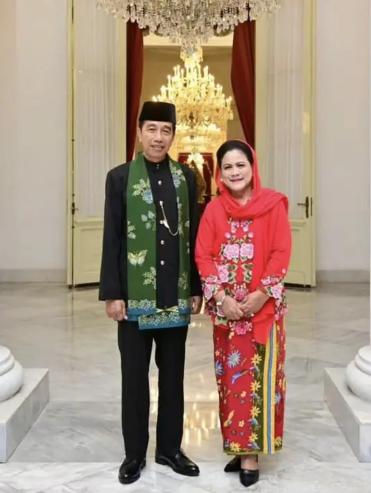 Iriana Jokowi mengenakan kebaya merah dengan bordir bunga dipadukan kain batik merahnya. [Instagram/@jokowi]