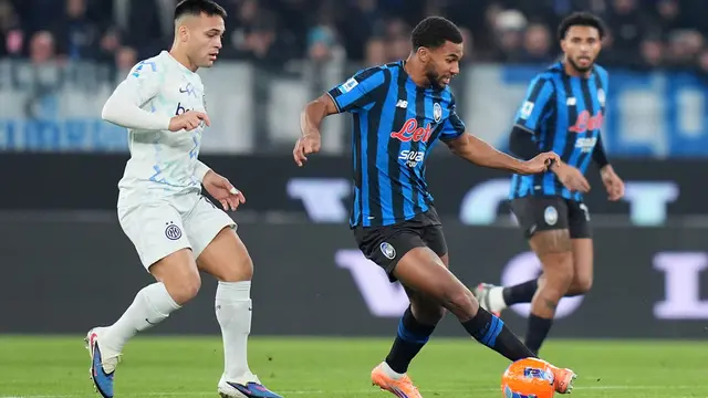 Pemain Inter Milan, Lautaro Martinez (kiri), berebut bola dengan pemain Atalanta, Isak Hien