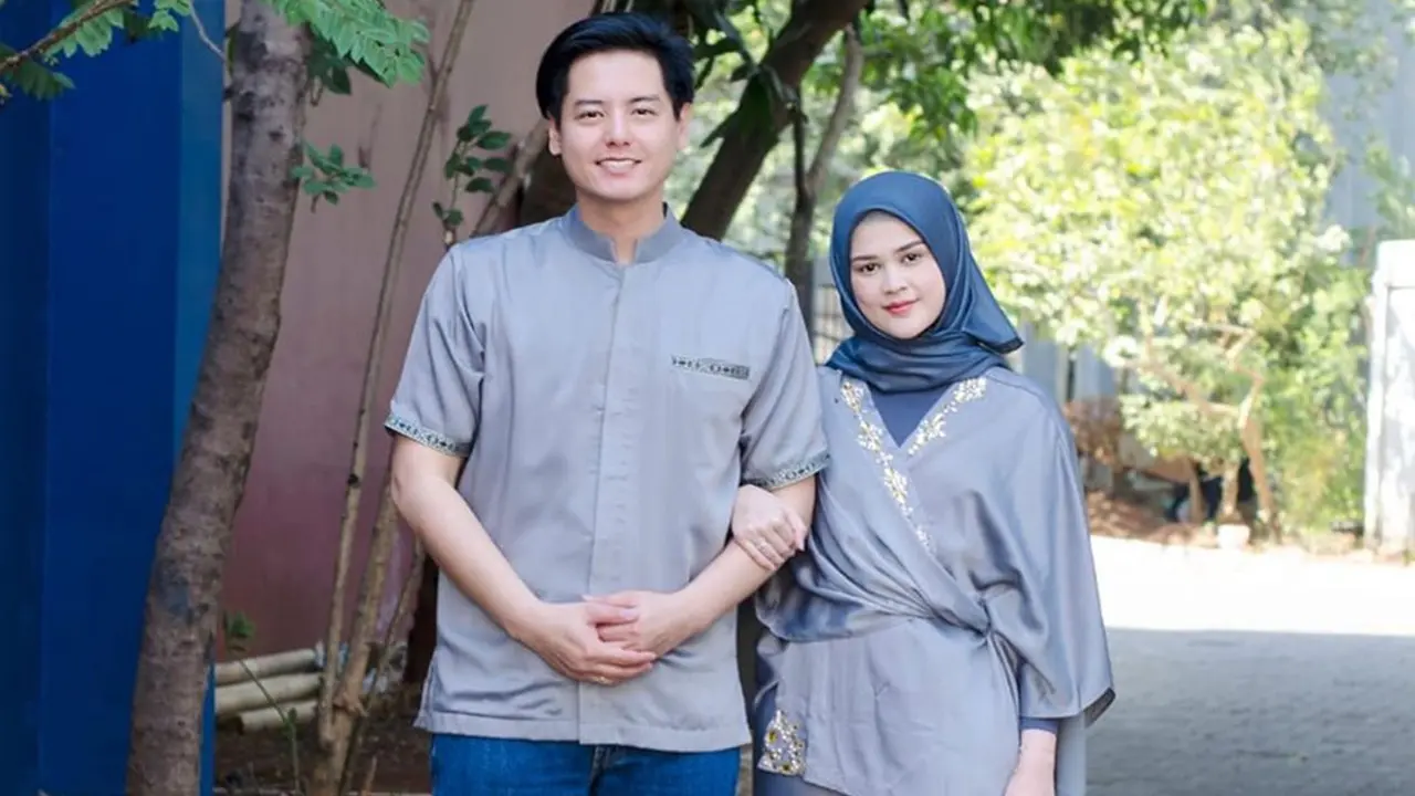 FOTO: Gaya Kompak Cut Meyriska dan Roger Danuarta Pakai Baju Couple