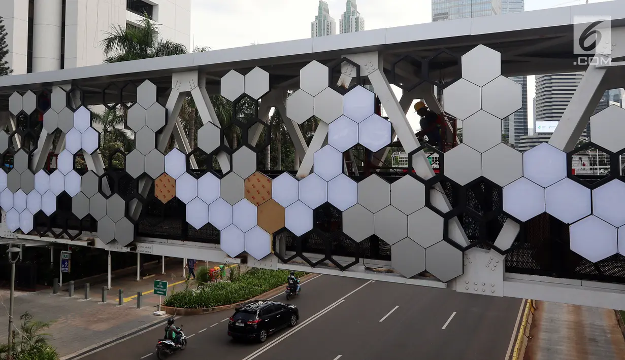Suasana pembangunan JPO di Dukuh Atas, Jakarta, Kamis (20/12). Pembangunan JPO Halte Transjakarta Dukuh Atas sisi Timur dilakukan untuk merelokasi JPO yang posisi tiang (kolom penyangga) berada di tengah ruas jalan.(Liputan6.com/Johan Tallo)