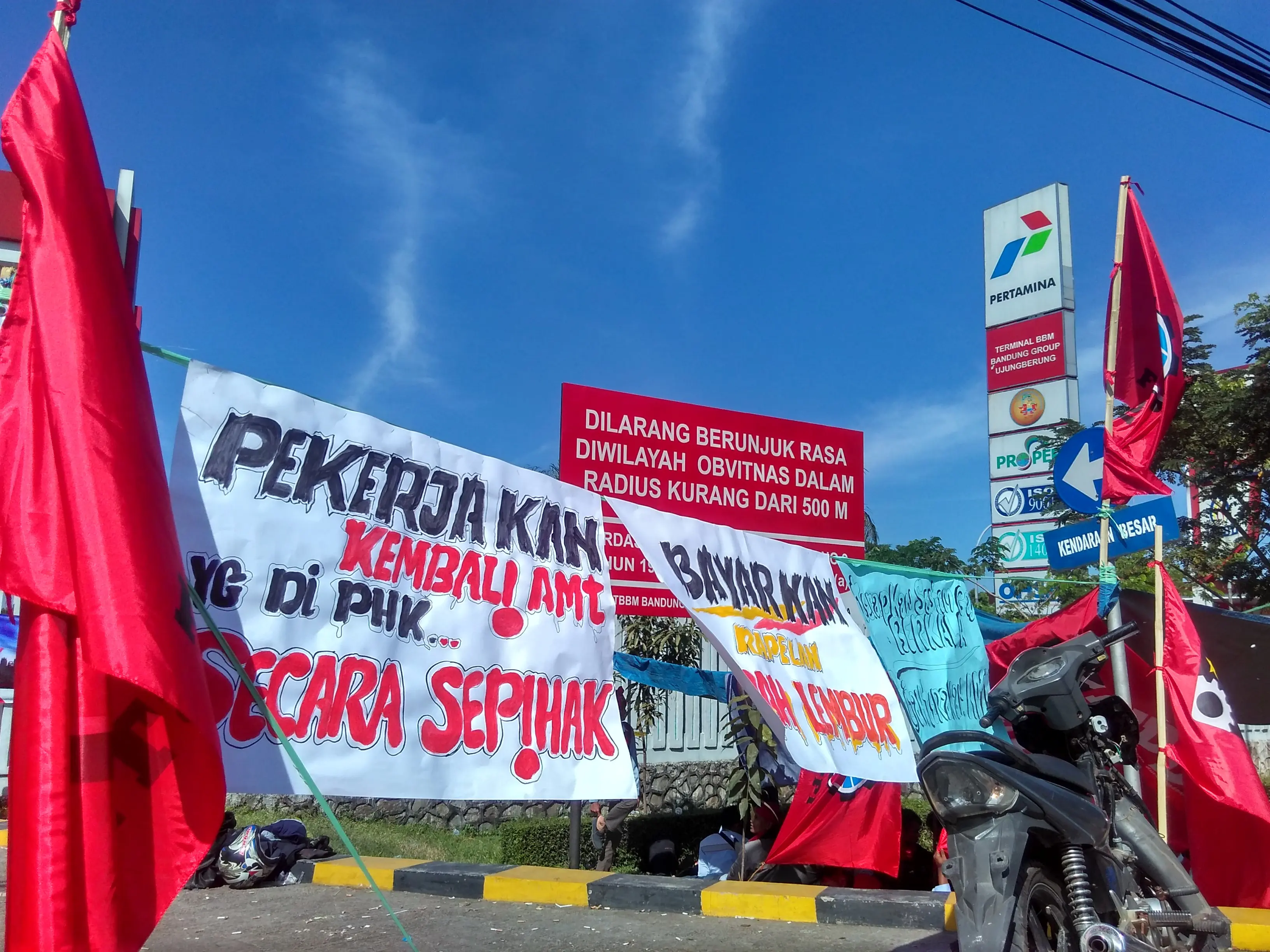 Pemicu terbesar mogok kerja sopir depot PT Pertamina ini karena pemecatan ratusan pekerja tanpa prosedur sesuai. (Liputan6.com/Arie Nugraha).