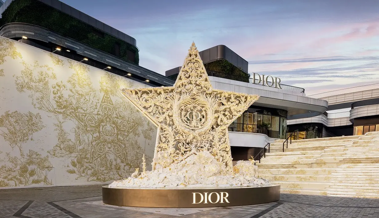 Butik Dior yang berlokasi di Qiantian, China ini terlihat mewah nan elegan. Baik tangga hingga dinding dihiasi sketsa gambar tangan Dior. (Dok. Dior Qiantian).