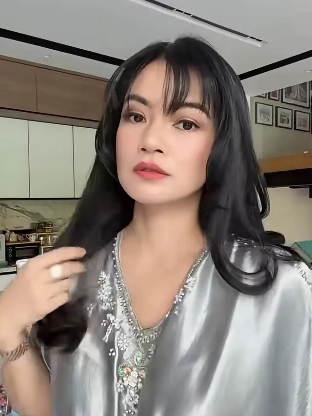 Makeup Titi Kamal ikut Join Tren Izin. [@titi_kamall]