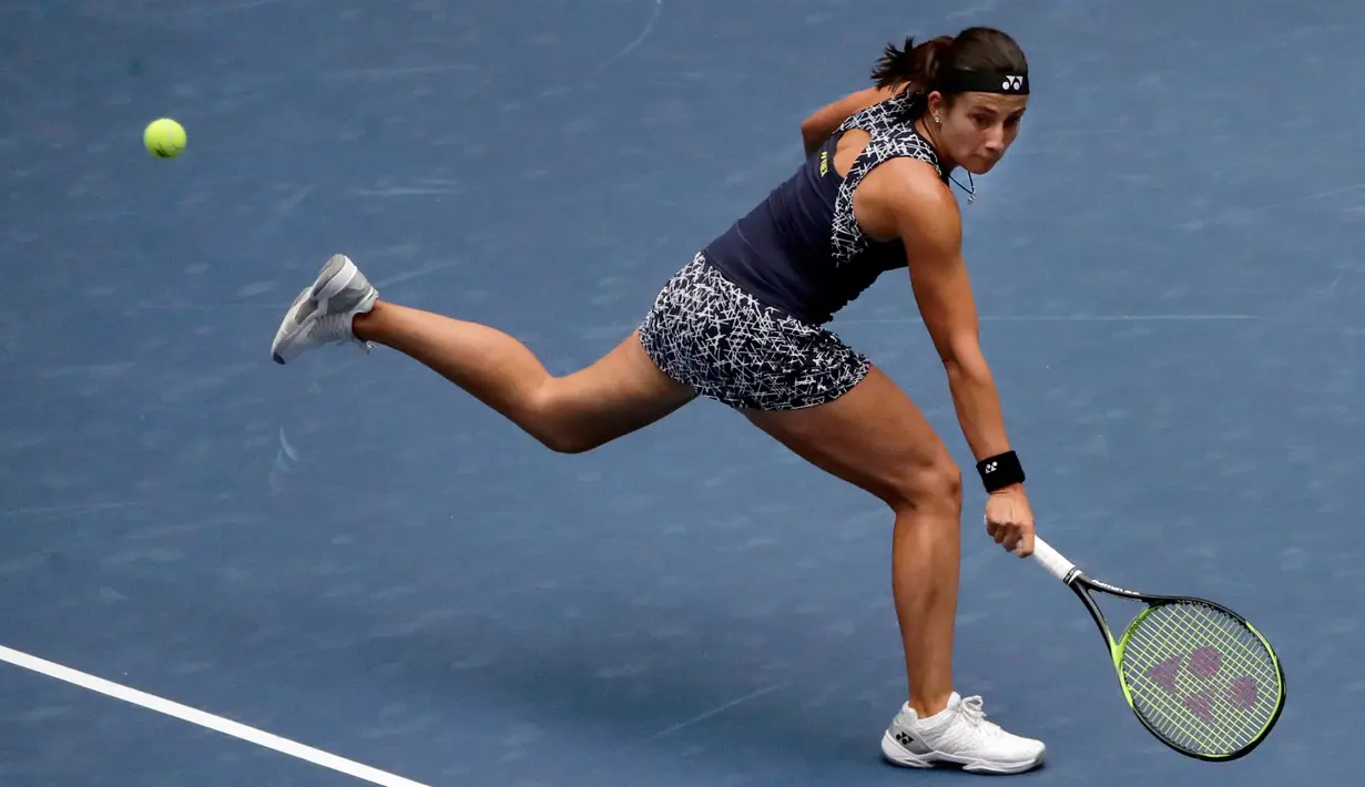 Anastasija Sevastova dari Latvia mengembalikan bola petenis Rusia Maria Sharapova saat bertanding pada babak keempat grand slam AS Terbuka 2017 di New York (3/9). Sevastova menang 5-7, 6-4, 6-2 atas Sharapova. (AP Photo/Frank Franklin II)