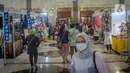 Pengunjung mendatangi pameran Inacraft 2022 di Balai Sidang Jakarta Convention Center (JCC), Rabu (23/3/2022). Penyelenggaraan Inacraft ke-22 ini diikuti 722 peserta terdiri dari 510 peserta individu, 169 peserta binaan dinas, dan 43 peserta binaan BUMN. (Liputan6.com/Faizal Fanani)