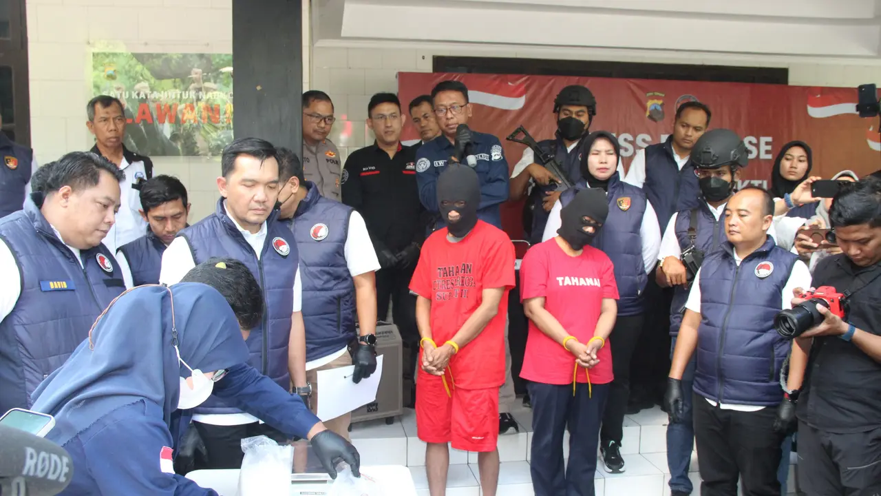 Empat tersangka yang ditangkap polisi beserta sabu sabu
